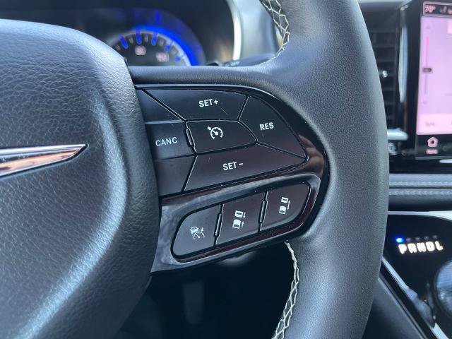 Used 2025 Chrysler Pacifica Limited FWD image 30