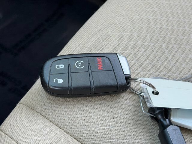 Used 2019 Jeep Grand Cherokee Laredo AWD/4WD image 40
