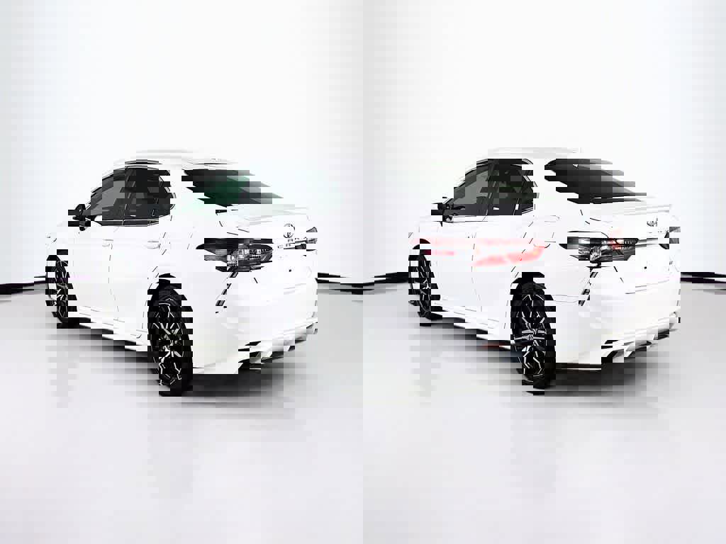 Used 2021 Toyota Camry SE image 3