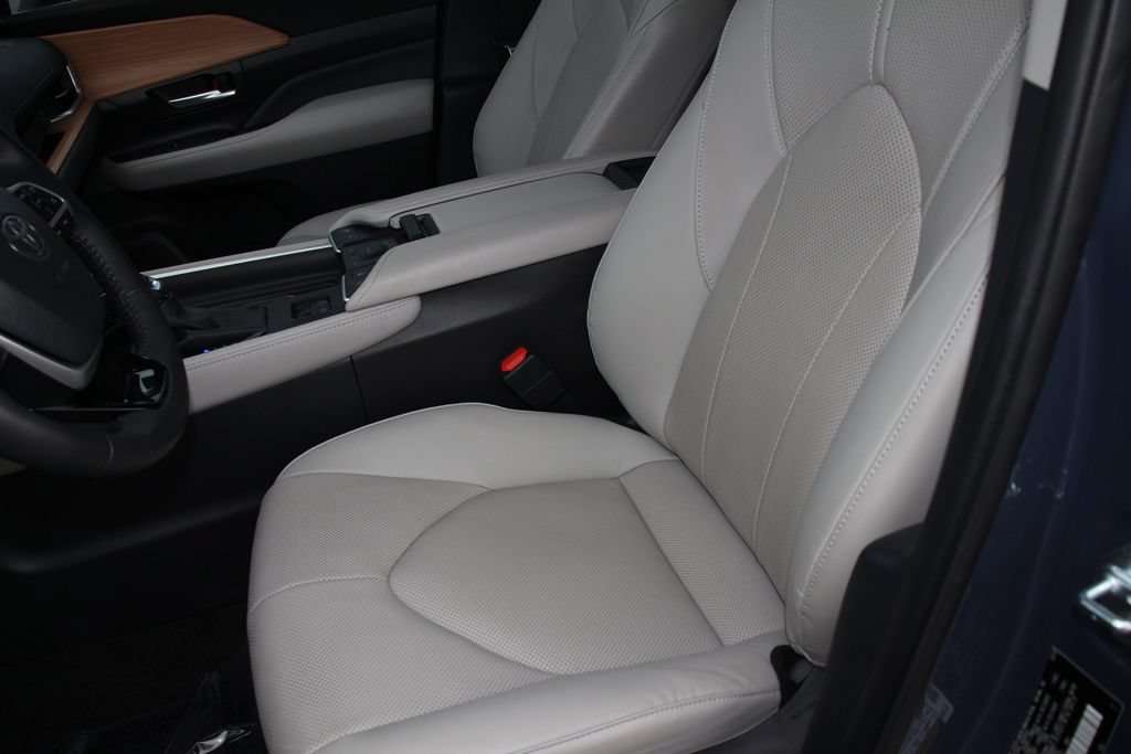 Used 2025 Toyota Grand Highlander AWD image 23