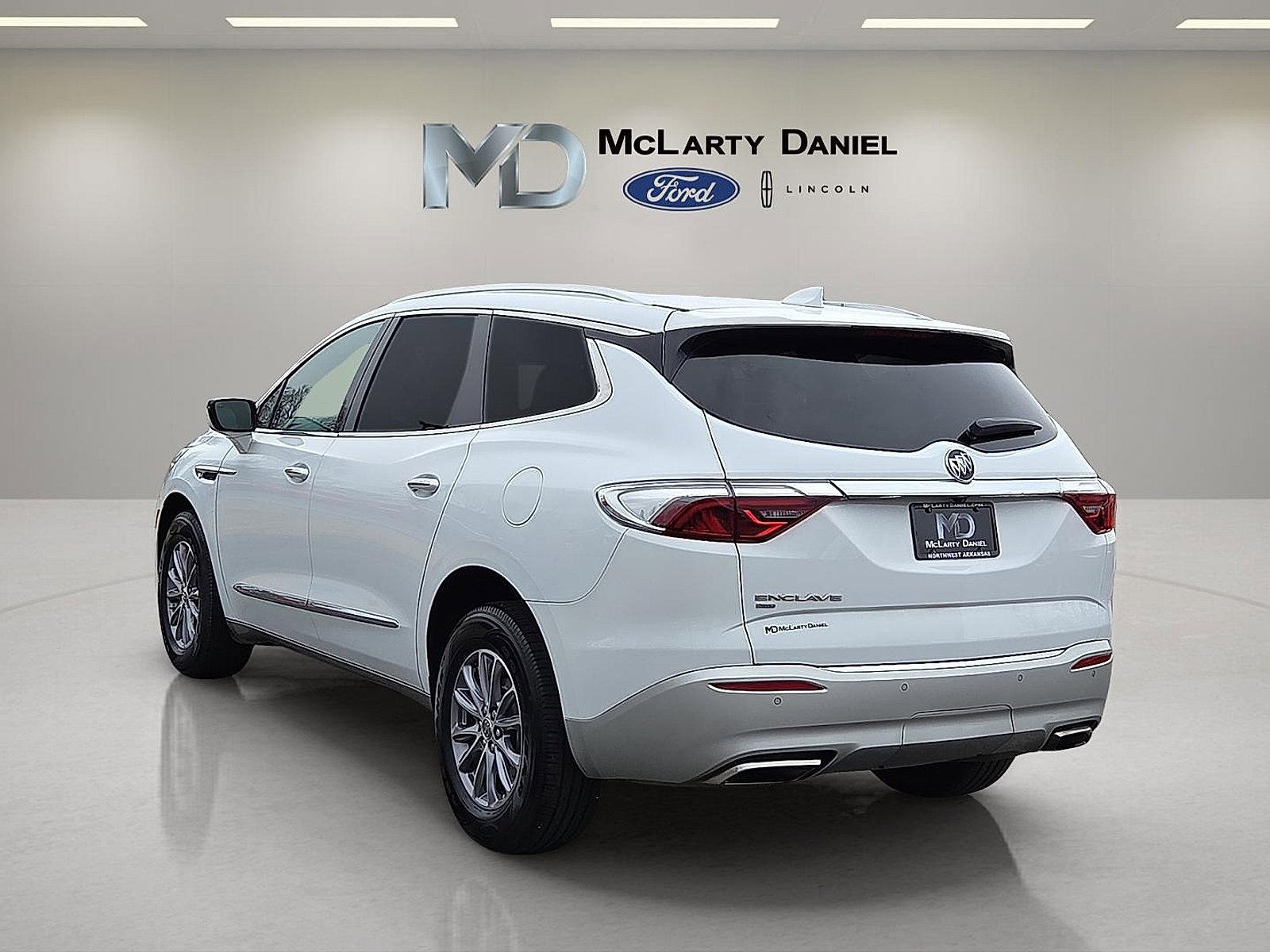 Used 2024 Buick Enclave Essence image 4