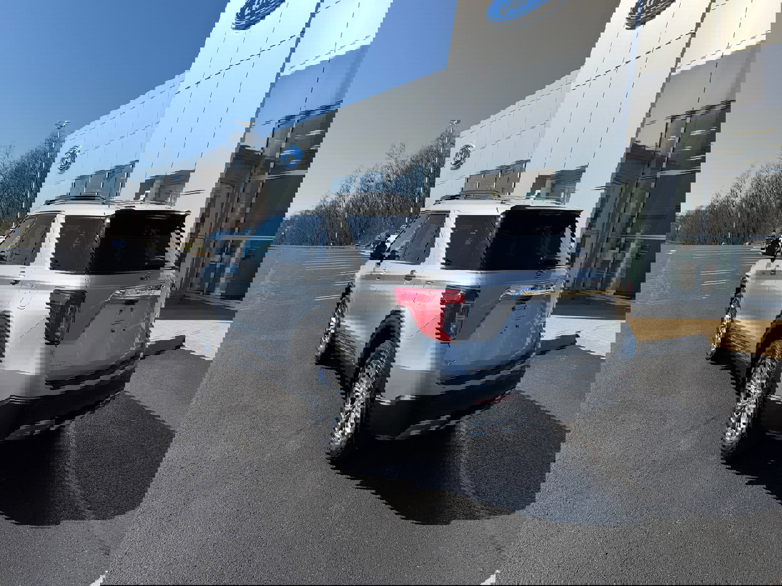 Certified 2020 Ford Explorer XLT w/ Equipment Group 202A image 5