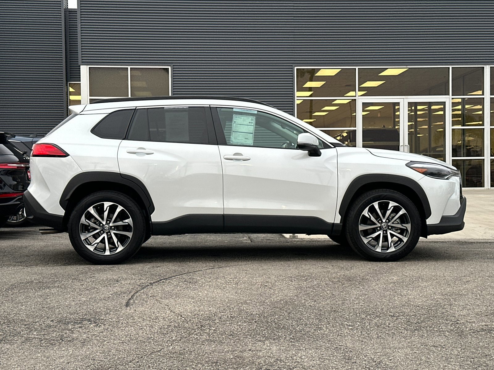 Used 2023 Toyota Corolla Cross XLE image 6
