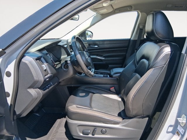 Used 2023 Nissan Pathfinder SL w/ Black Appearance Package AWD/4WD image 9