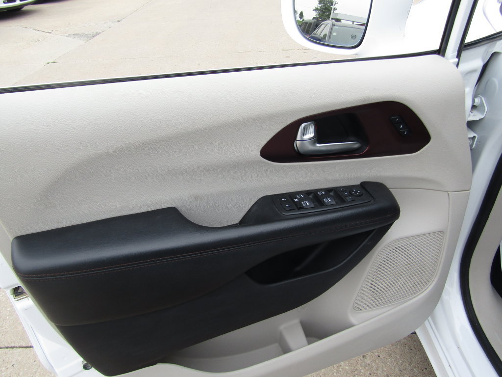 Used 2019 Chrysler Pacifica Limited w/ Tire & Wheel Group FWD image 26