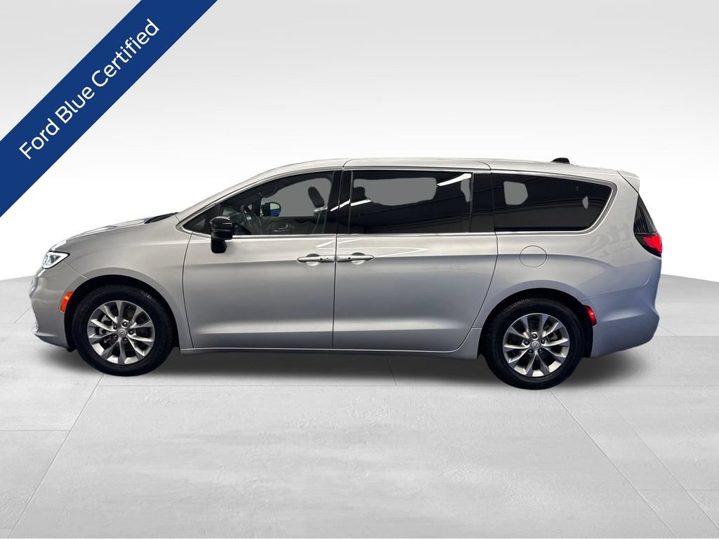 Used 2026 Chrysler Pacifica Limited FWD image 2