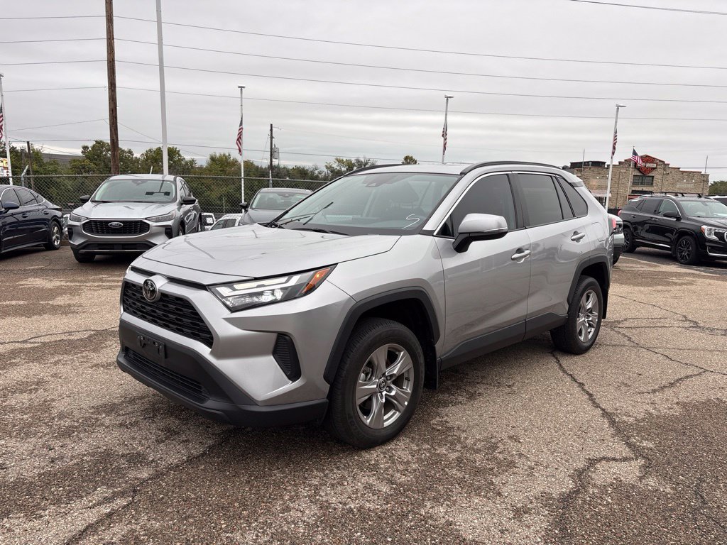 Used 2025 Toyota RAV4 XLE w/ Convenience Package FWD image 3