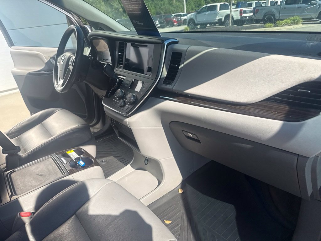 Used 2017 Toyota Sienna Limited FWD image 34