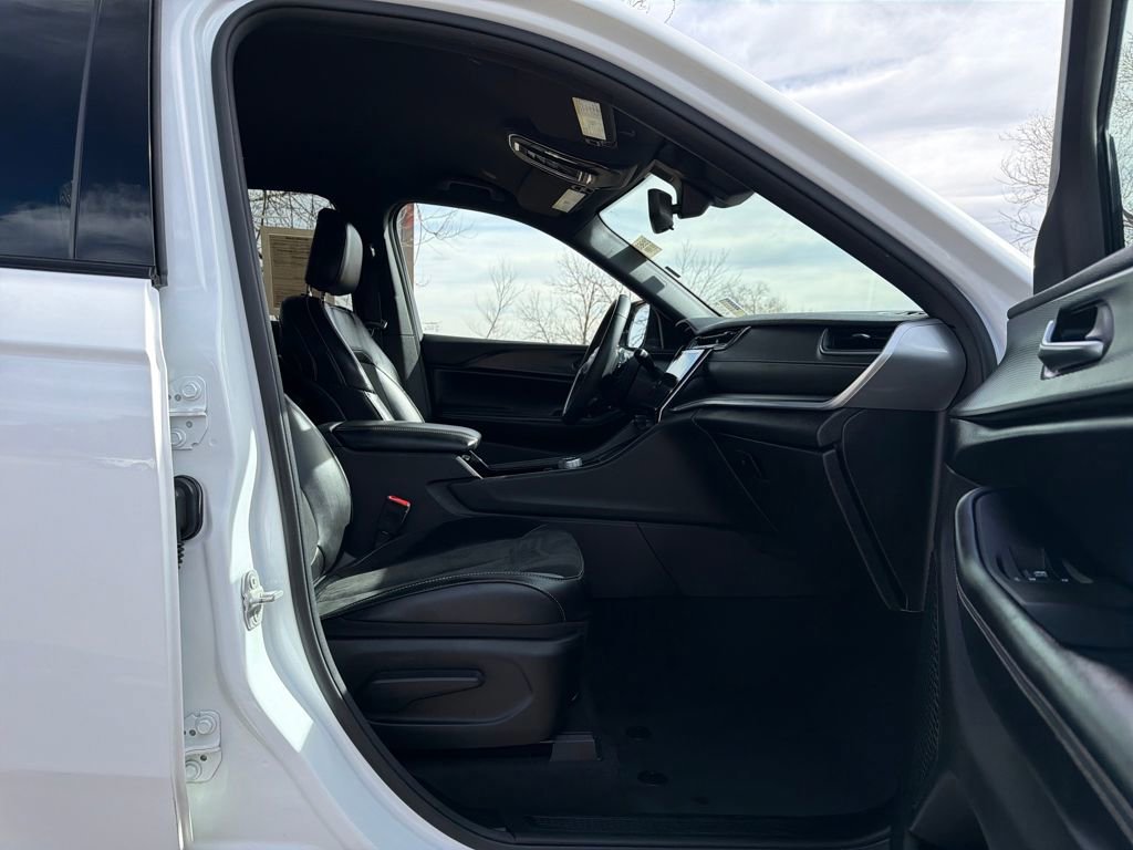 Used 2023 Jeep Grand Cherokee L Laredo image 34