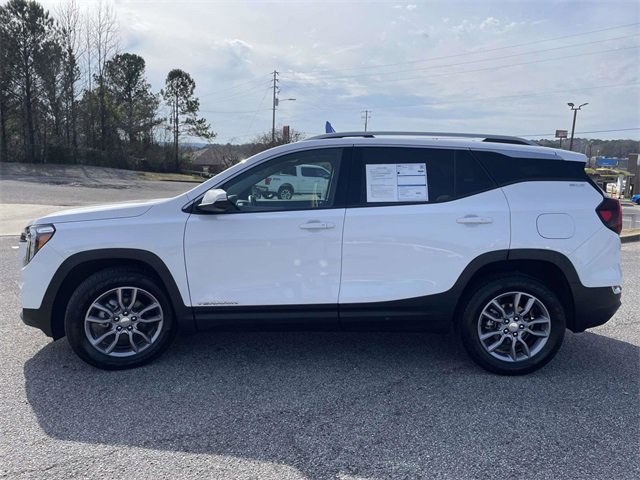 Used 2024 GMC Terrain SLT image 2