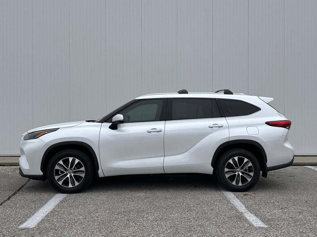 Used 2022 Toyota Highlander XLE AWD/4WD image 2