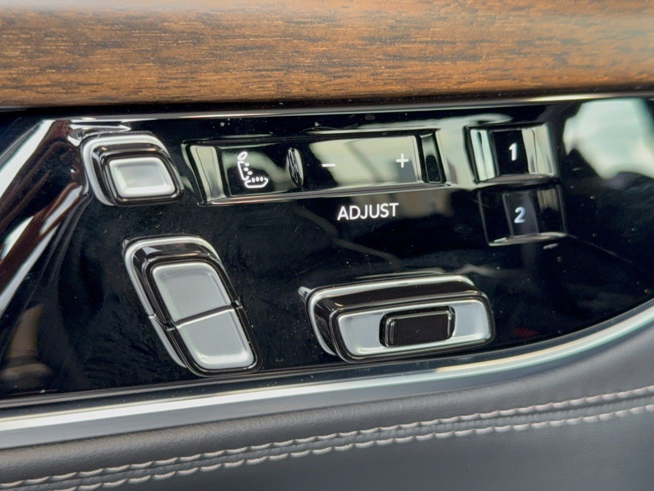 Used 2023 Jeep Grand Wagoneer L 4WD image 16
