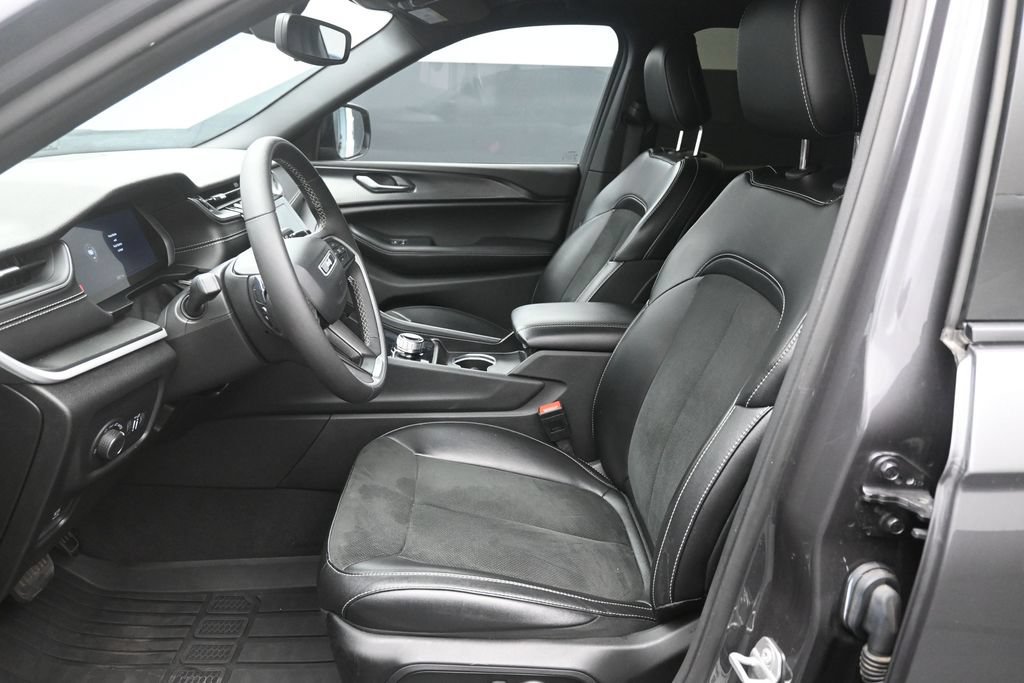 Used 2024 Jeep Grand Cherokee L Altitude RWD image 18