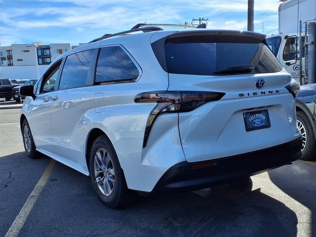 Used 2023 Toyota Sienna XLE w/ XLE Plus Package image 3
