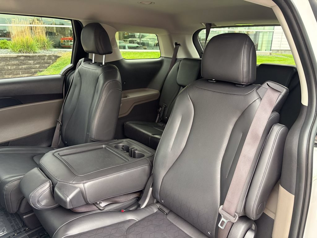 Used 2025 Kia Carnival FWD image 12
