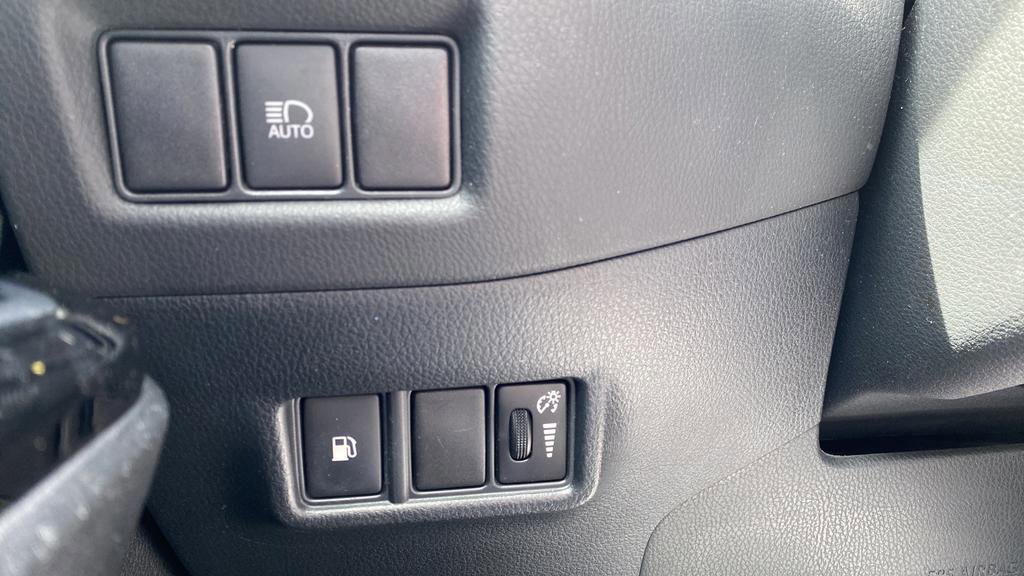 Used 2020 Toyota C-HR XLE FWD image 32