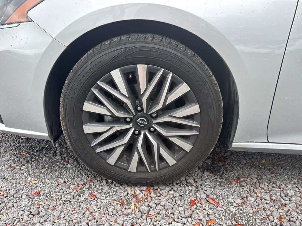 Used 2024 Nissan Altima 2.5 SV FWD image 14