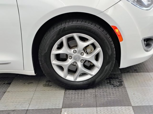 Used 2020 Chrysler Pacifica Limited FWD image 13
