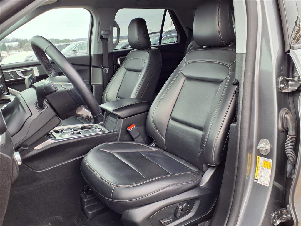 Certified 2022 Ford Explorer XLT w/ Equipment Group 202A image 9