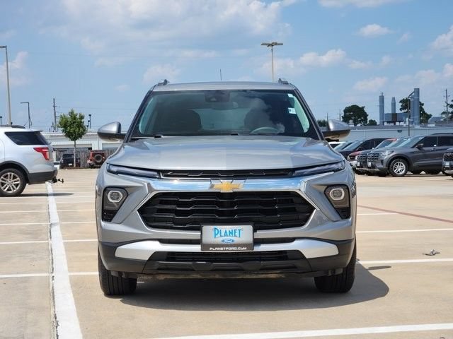 Used 2025 Chevrolet TrailBlazer LT AWD/4WD image 2