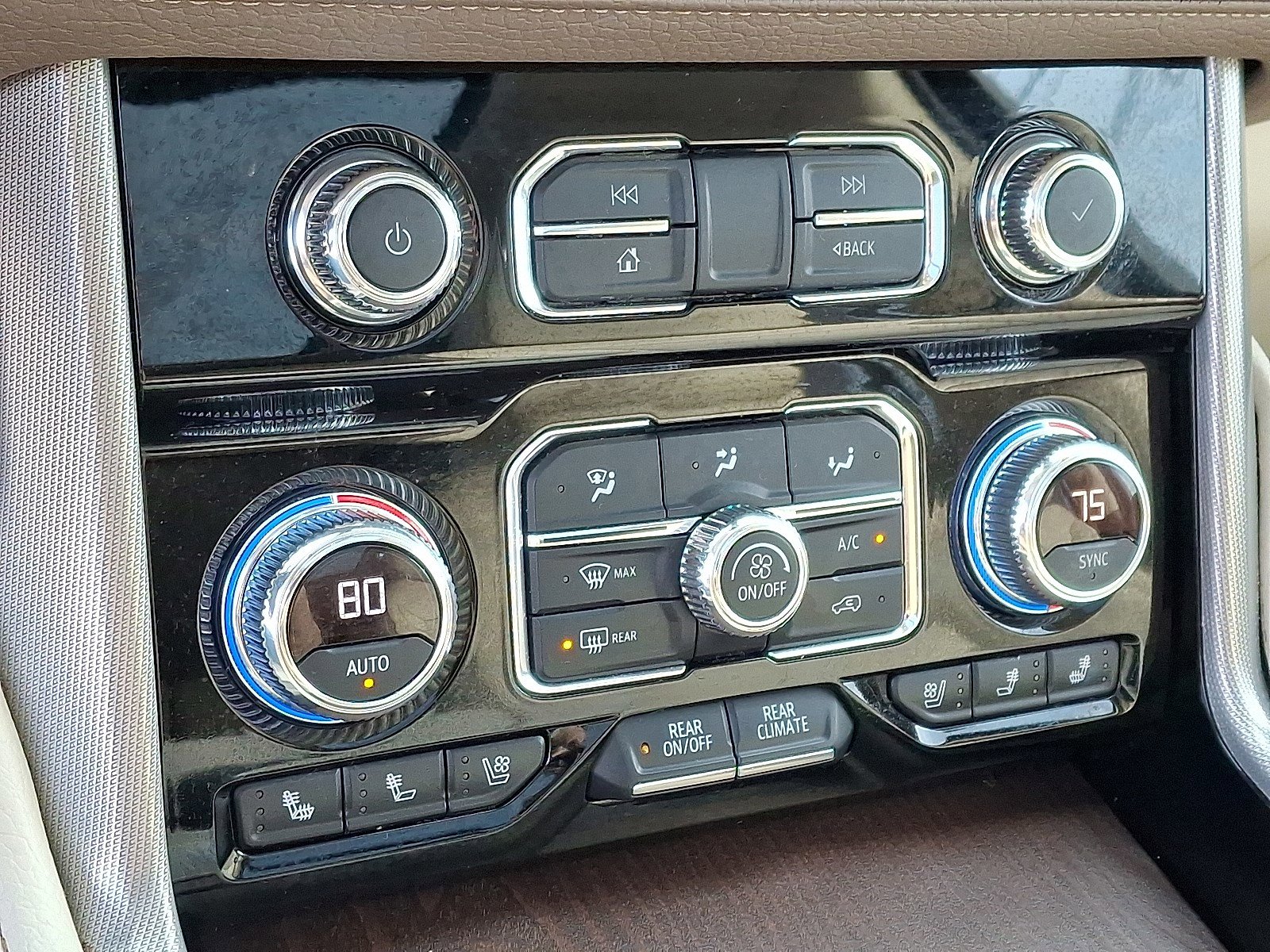 Used 2021 GMC Yukon Denali w/ Denali Premium Package image 16