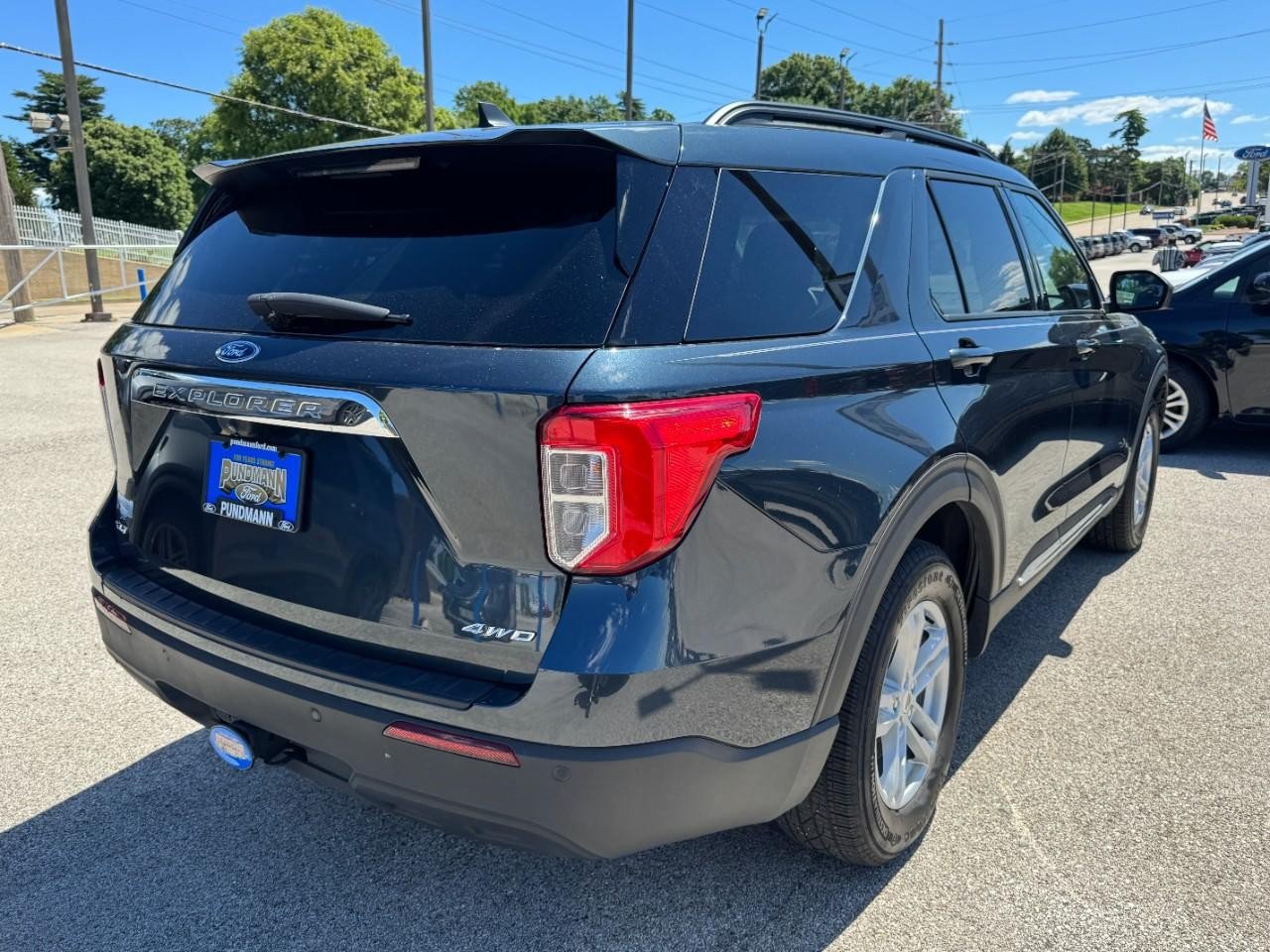 Certified 2022 Ford Explorer XLT w/ Class IV Trailer Tow Package AWD/4WD image 3