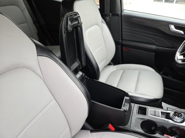 Certified 2025 Ford Escape Platinum image 34