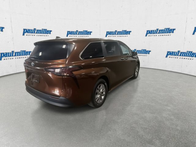 Used 2023 Toyota Sienna XLE FWD image 10
