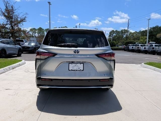 Used 2025 Toyota Sienna Platinum FWD image 7
