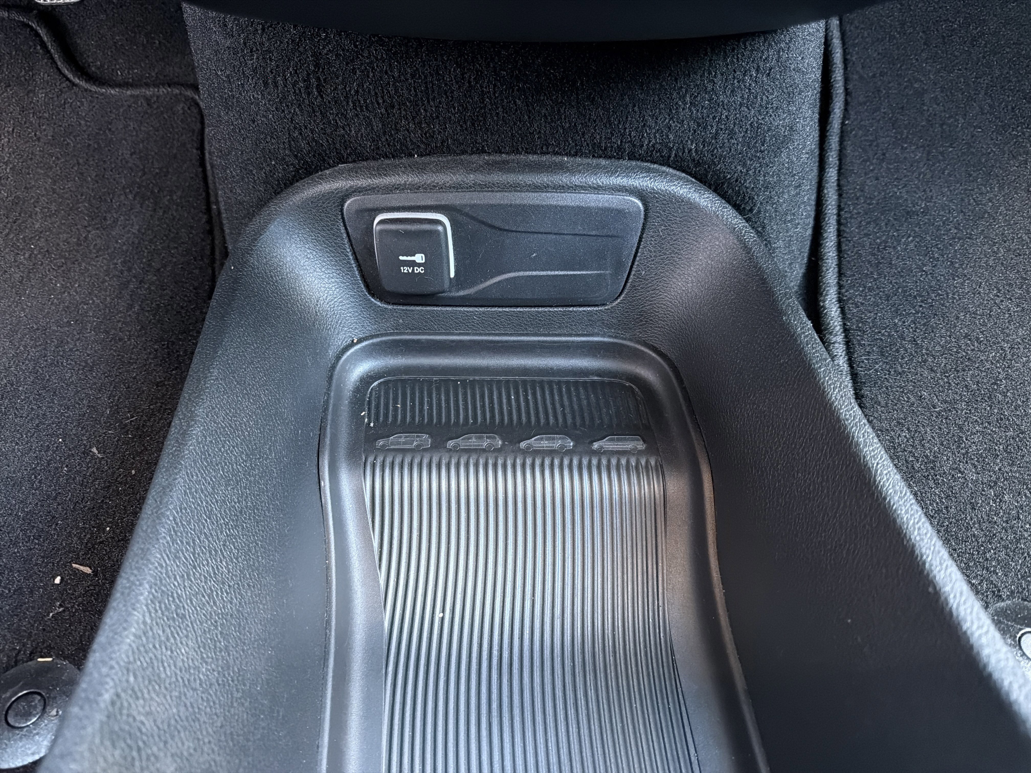 Used 2025 Chrysler Pacifica Select image 46