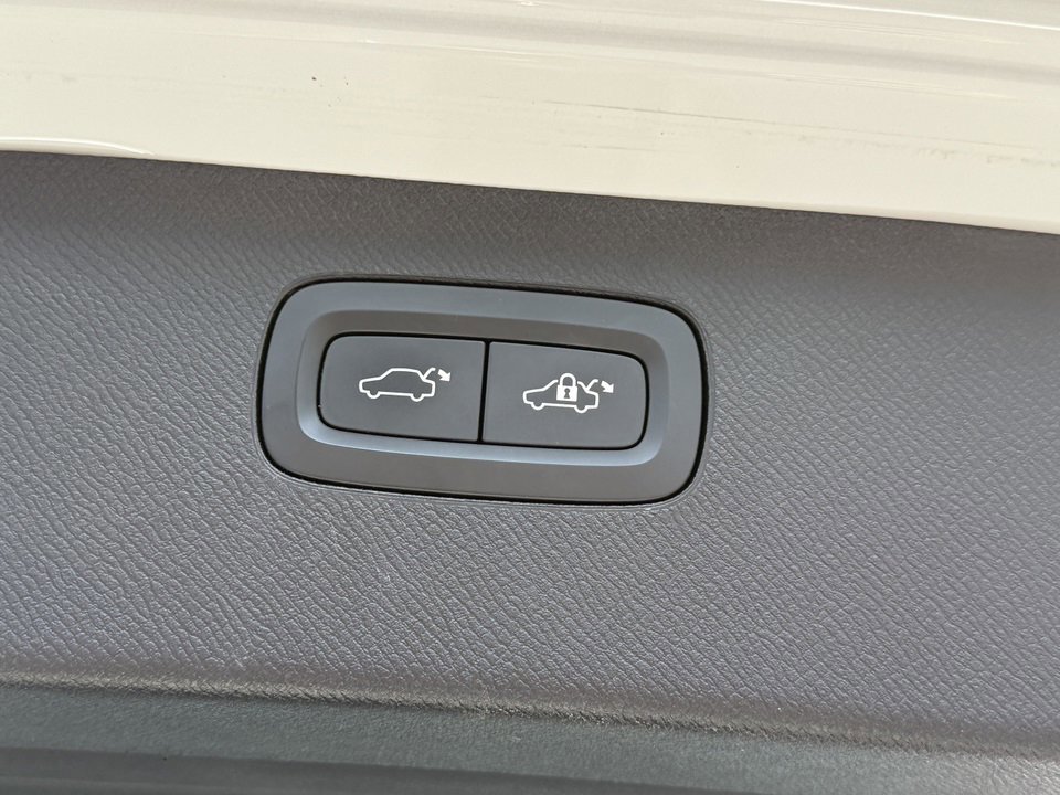 Used 2023 Volvo XC90 B6 Ultimate w/ Protection Package image 42