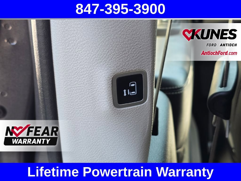 Used 2023 Chrysler Pacifica Touring-L FWD image 27