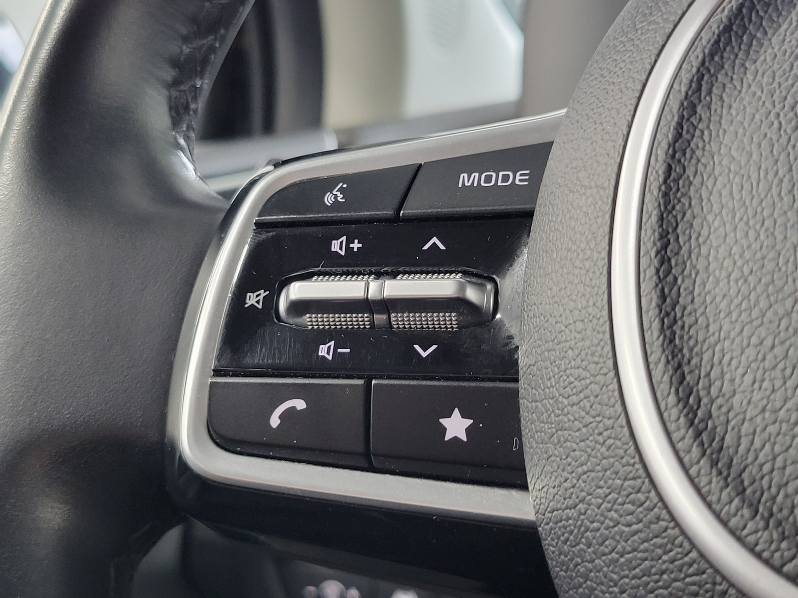 Used 2022 Kia Carnival LX w/ Paint Protection Package FWD image 15