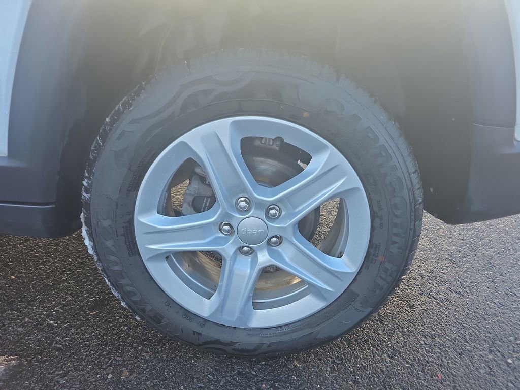 Used 2023 Jeep Compass Latitude w/ Sun and Sound Group image 14