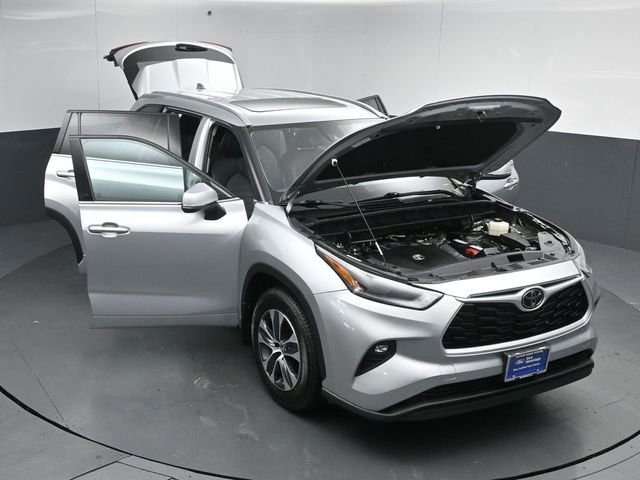 Used 2021 Toyota Highlander XLE AWD/4WD image 50