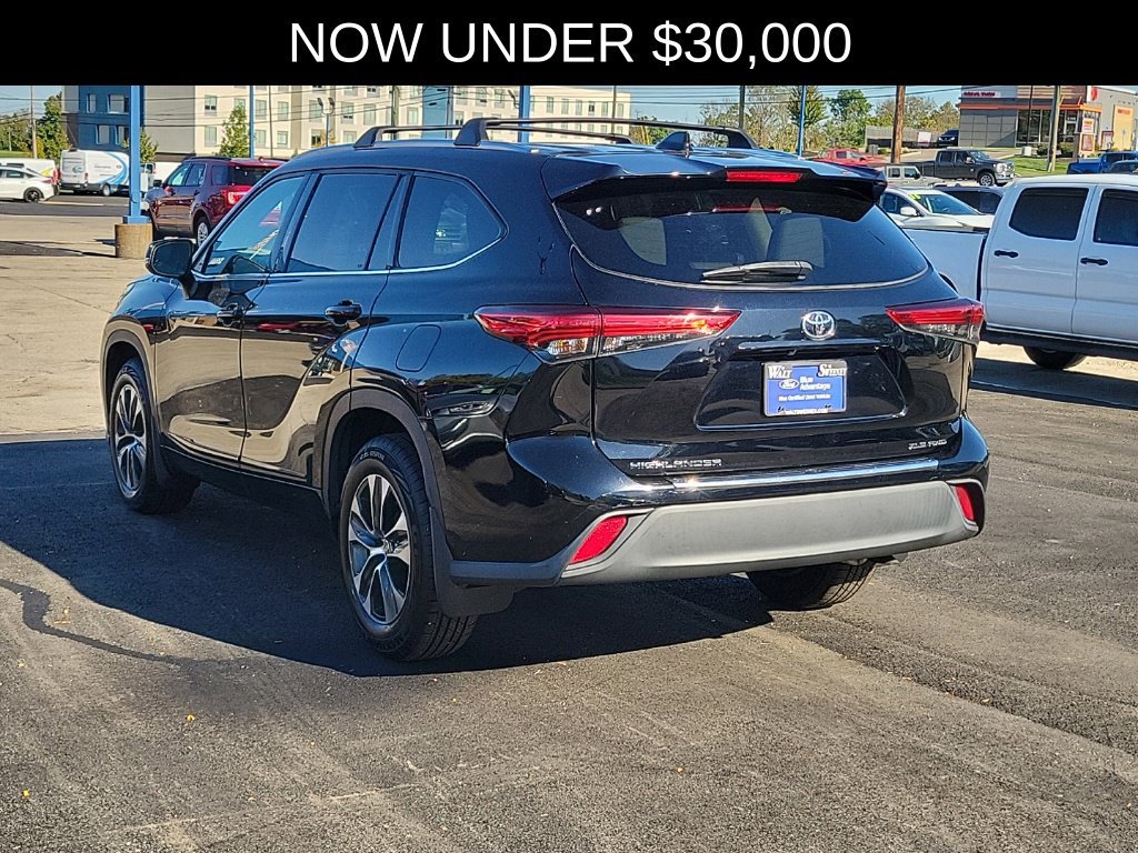 Used 2020 Toyota Highlander XLE AWD/4WD image 3