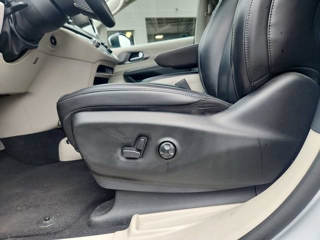 Used 2023 Chrysler Pacifica Touring-L FWD image 22