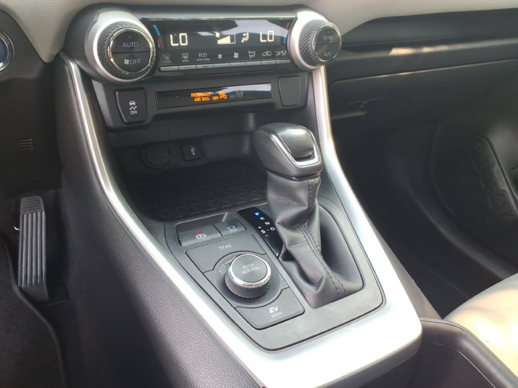 Used 2022 Toyota RAV4 XLE Premium AWD/4WD image 24