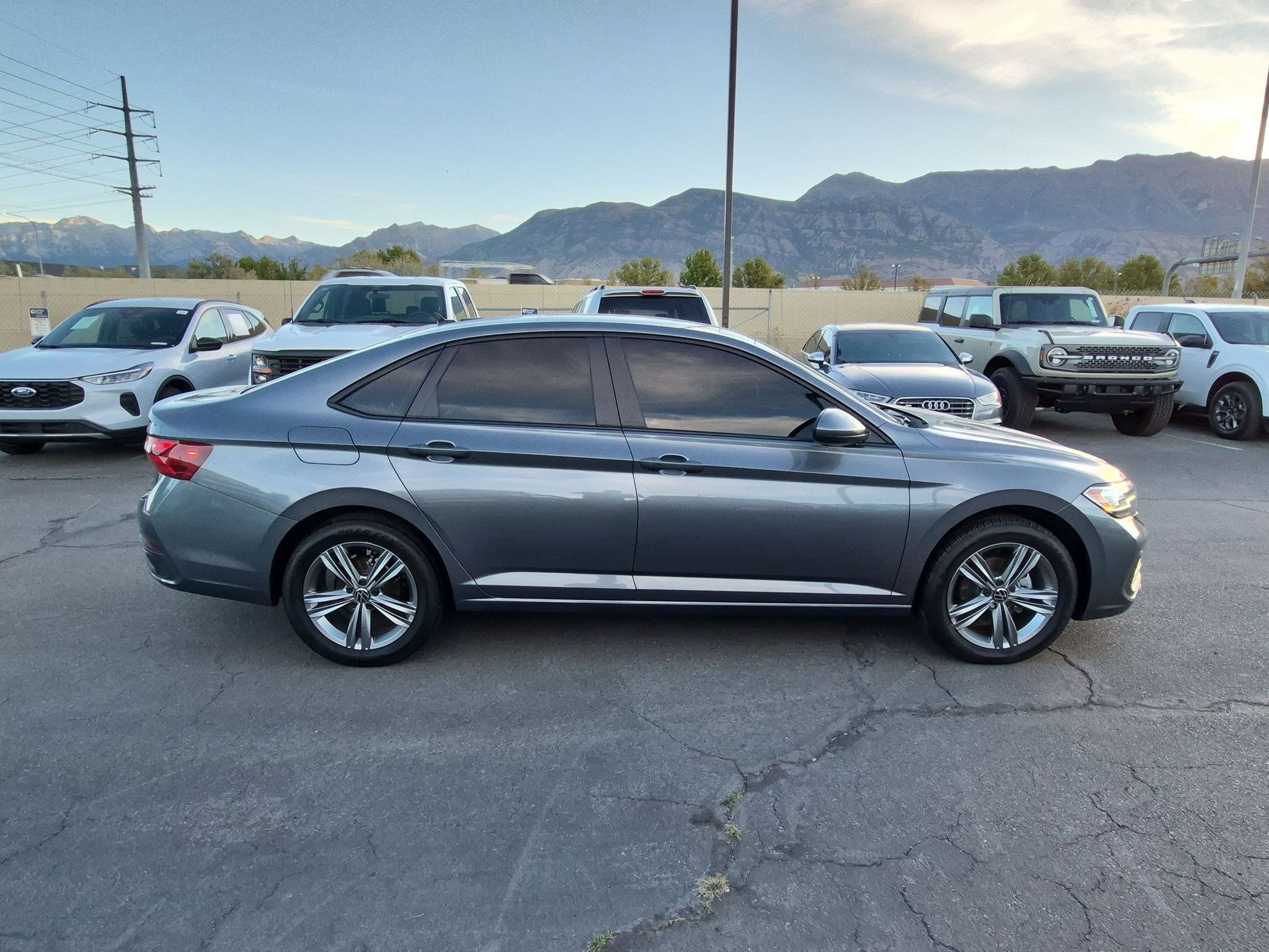 Used 2024 Volkswagen Jetta SE FWD image 2
