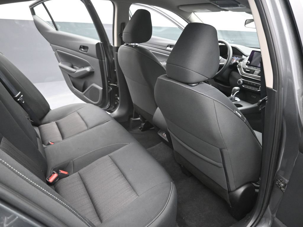 Used 2025 Nissan Altima 2.5 SV FWD image 10