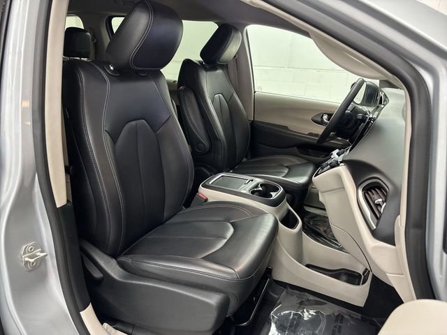 Used 2023 Chrysler Pacifica Touring-L image 15