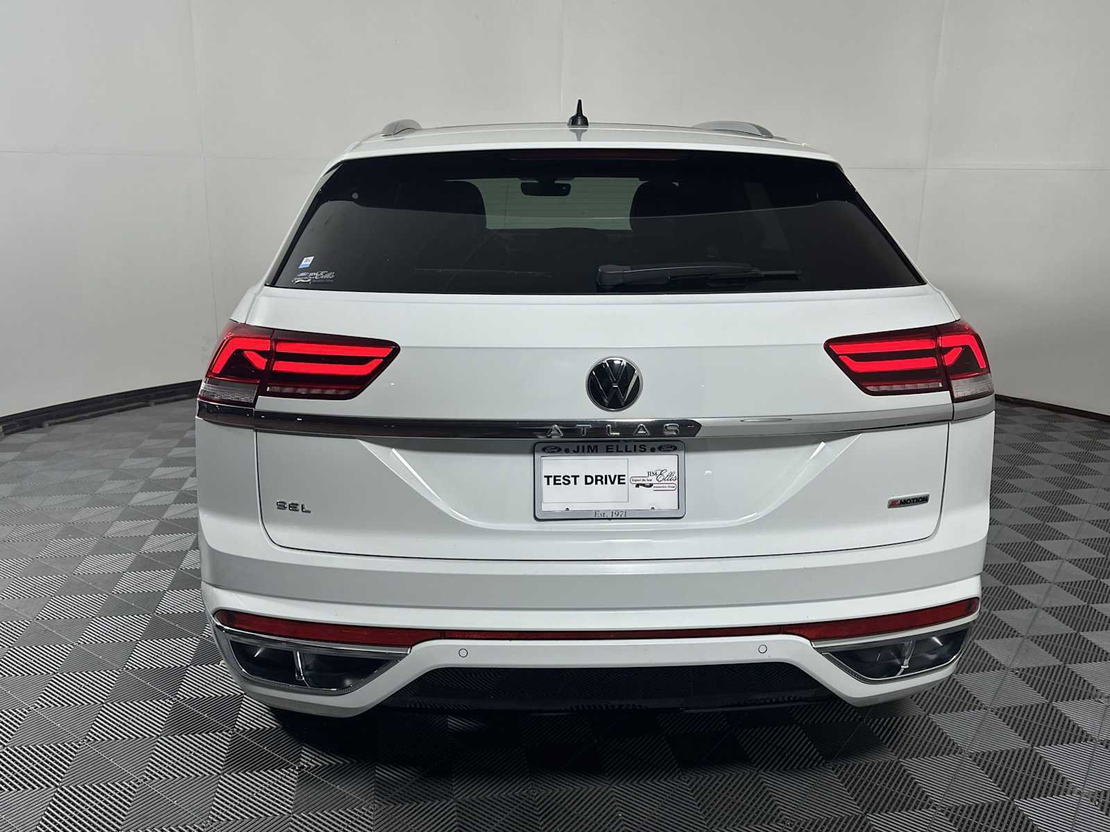 Used 2022 Volkswagen Atlas Cross Sport SEL R-Line image 8