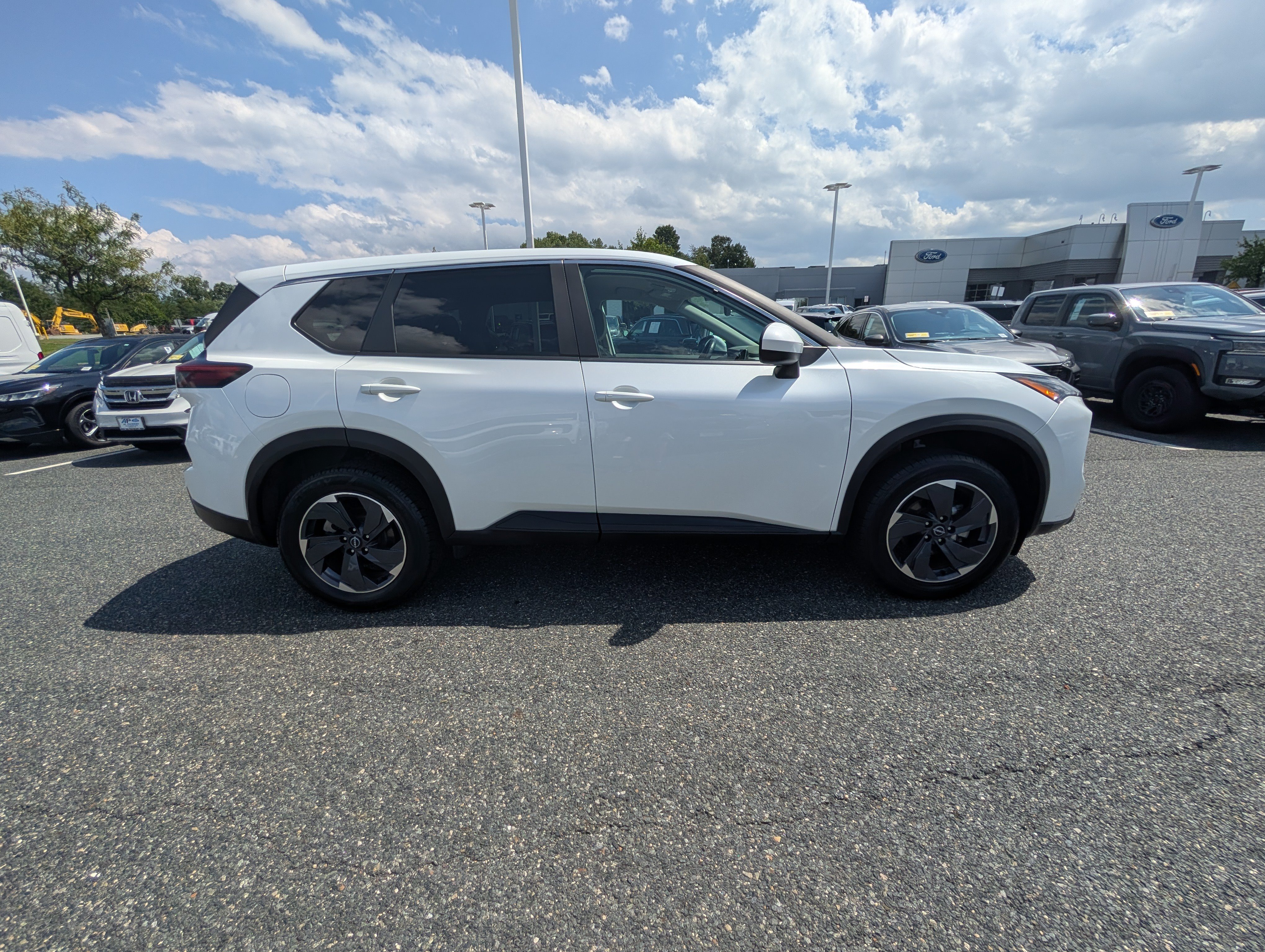 Used 2025 Nissan Rogue SV FWD image 2
