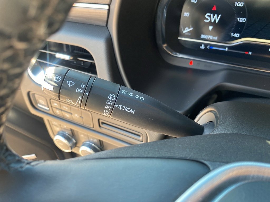 Used 2024 GMC Yukon SLT w/ SLT Luxury Package image 34