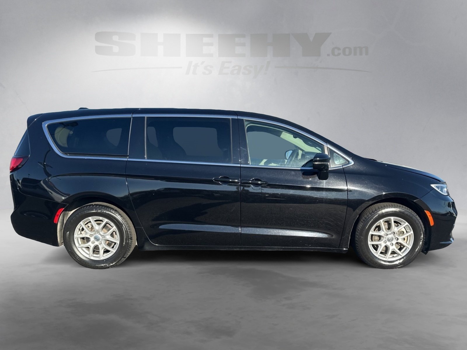 Used 2024 Chrysler Pacifica Touring-L image 10