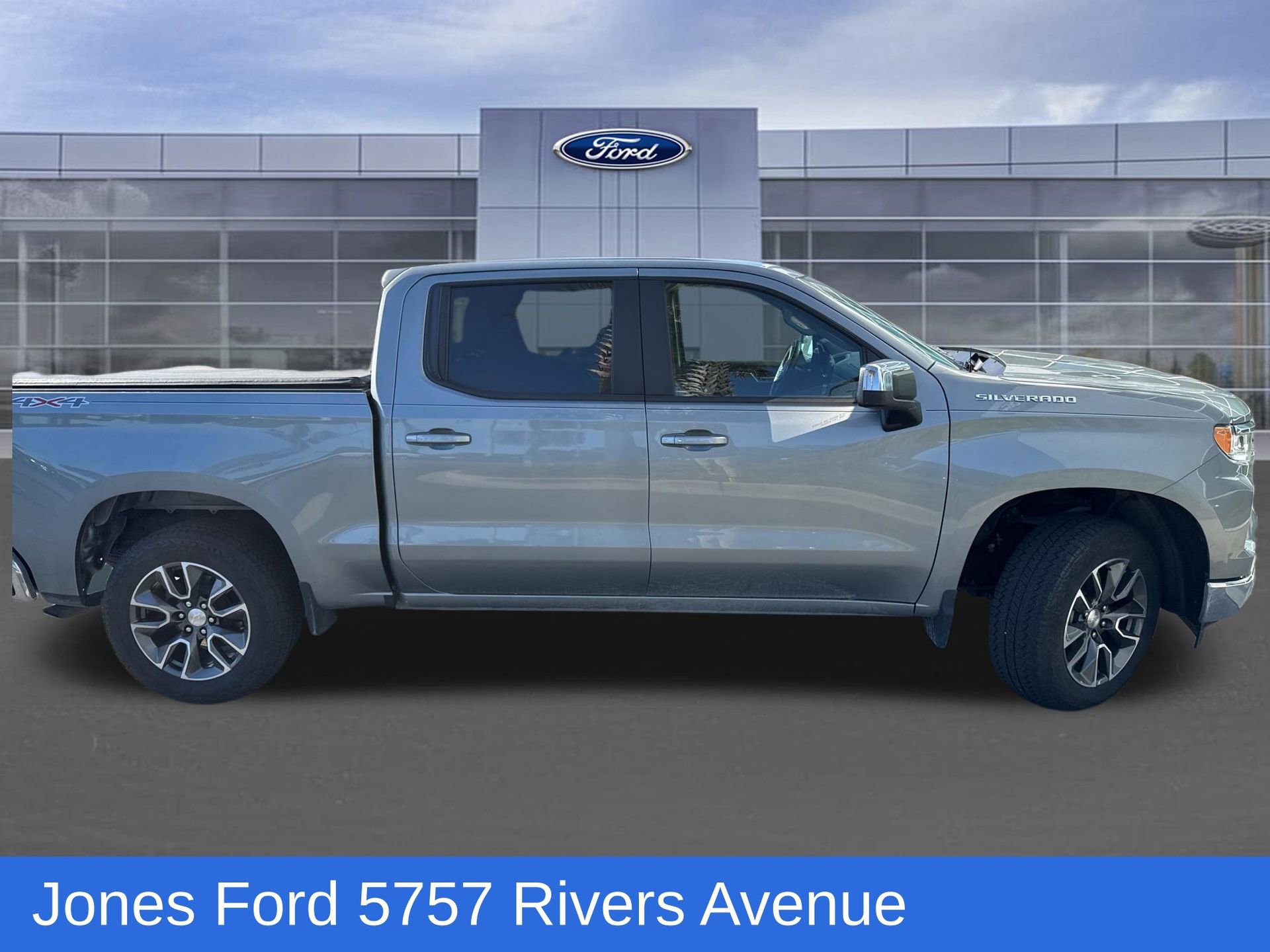 Used 2023 Chevrolet Silverado 1500 LT AWD/4WD image 3