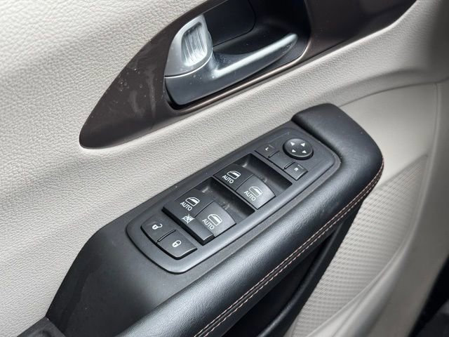 Used 2018 Chrysler Pacifica Touring-L Plus FWD image 39