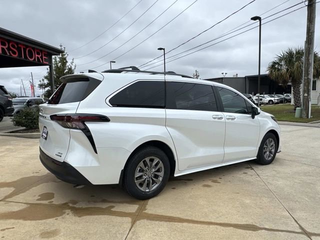 Used 2024 Toyota Sienna XLE image 8