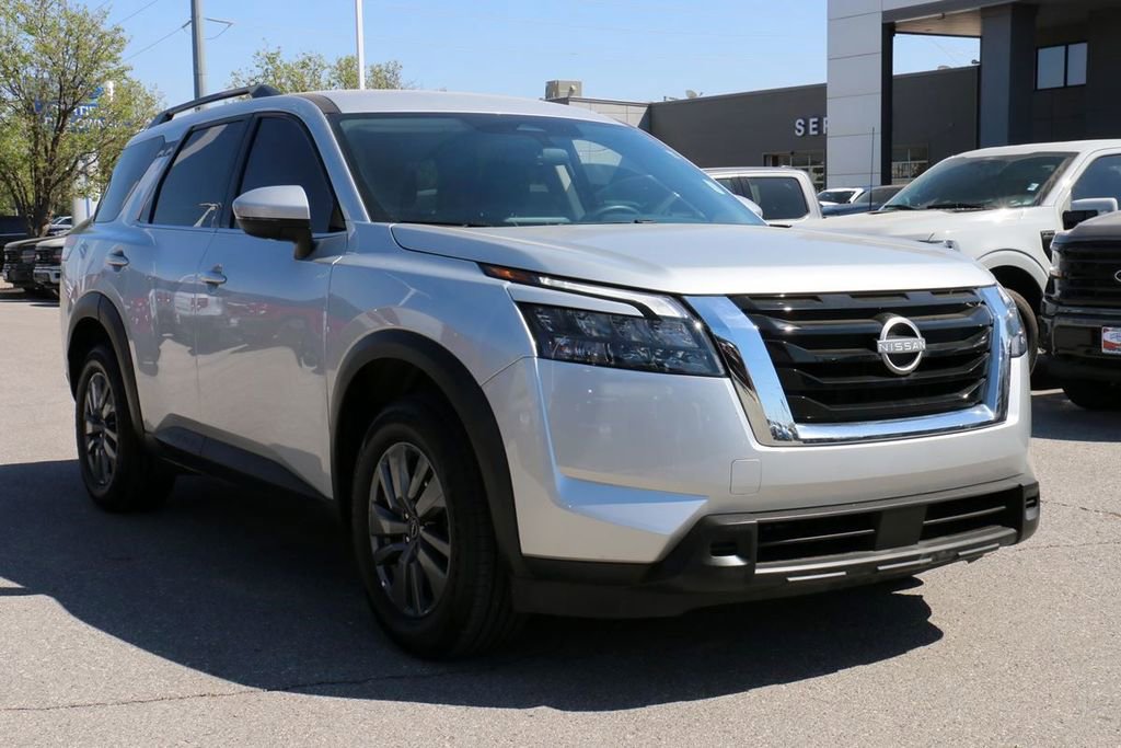 Used 2025 Nissan Pathfinder SV image 4
