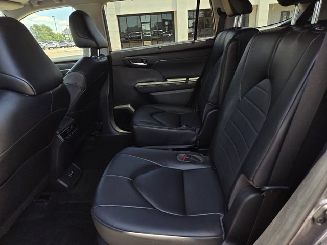 Used 2023 Toyota Highlander XLE FWD image 18